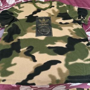 Adidas camo colored size XL